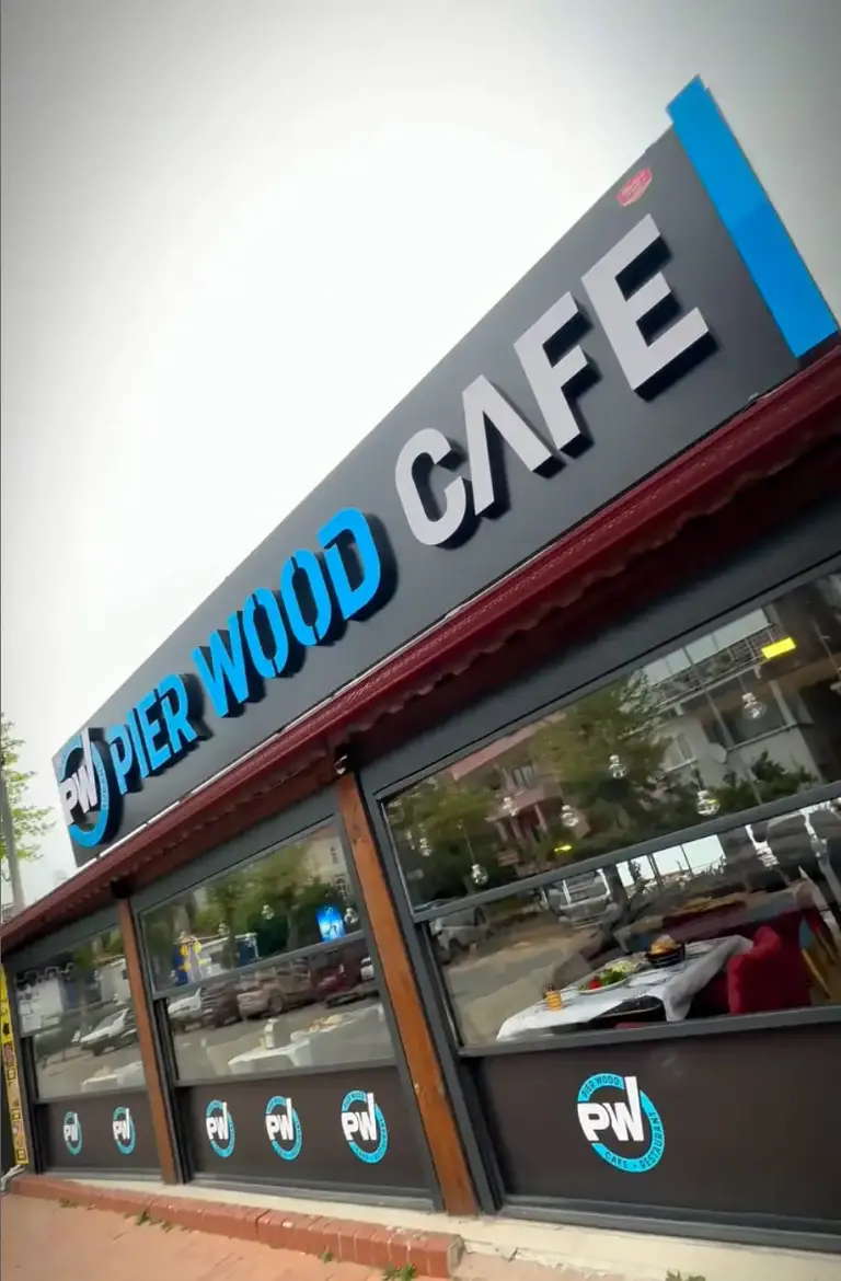PIER WOOD CAFE tabelalı cephe